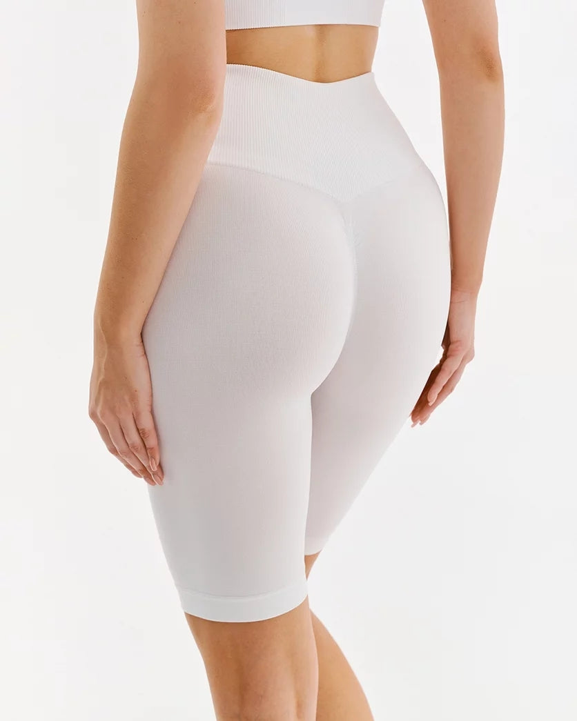 Białe bezszwowe krótkie sportowe legginsy kolarki z efektem push up Gabriella Seamless Tracks