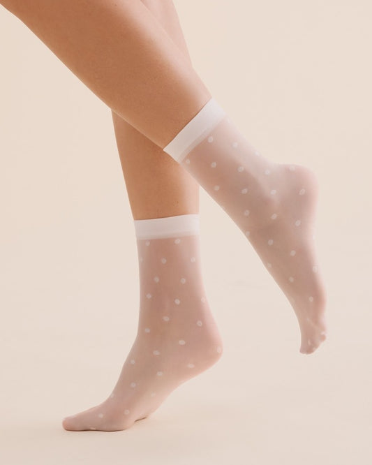 Białe skarpetki rajstopowe do szpilek z wzorem kropki Gabriella Cora 20 DEN