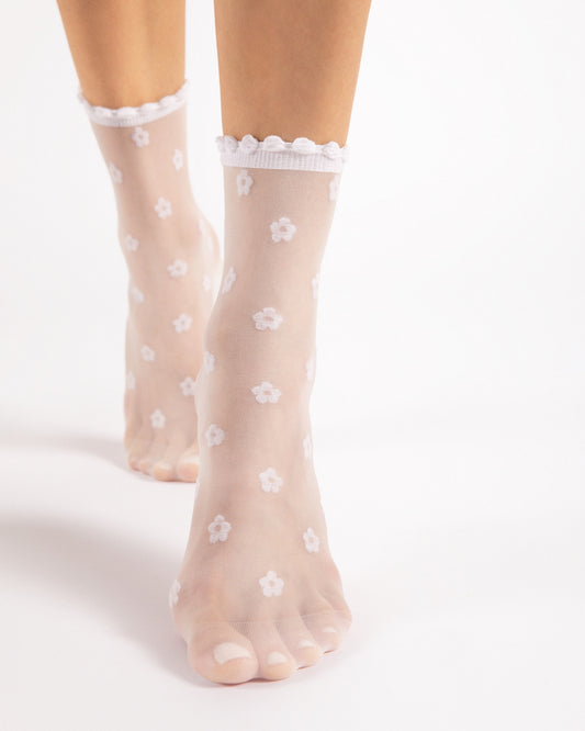 Białe damskie skarpetki rajstopowe wzór w kwiatki bezuciskowy ściągacz z falbanką Fiore April 15 DEN