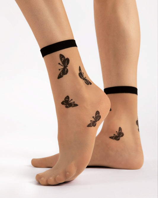 Beżowe skarpetki rajstopowe czarny wzór motyle bezuciskowy ściągacz Fiore Summer 15 DEN