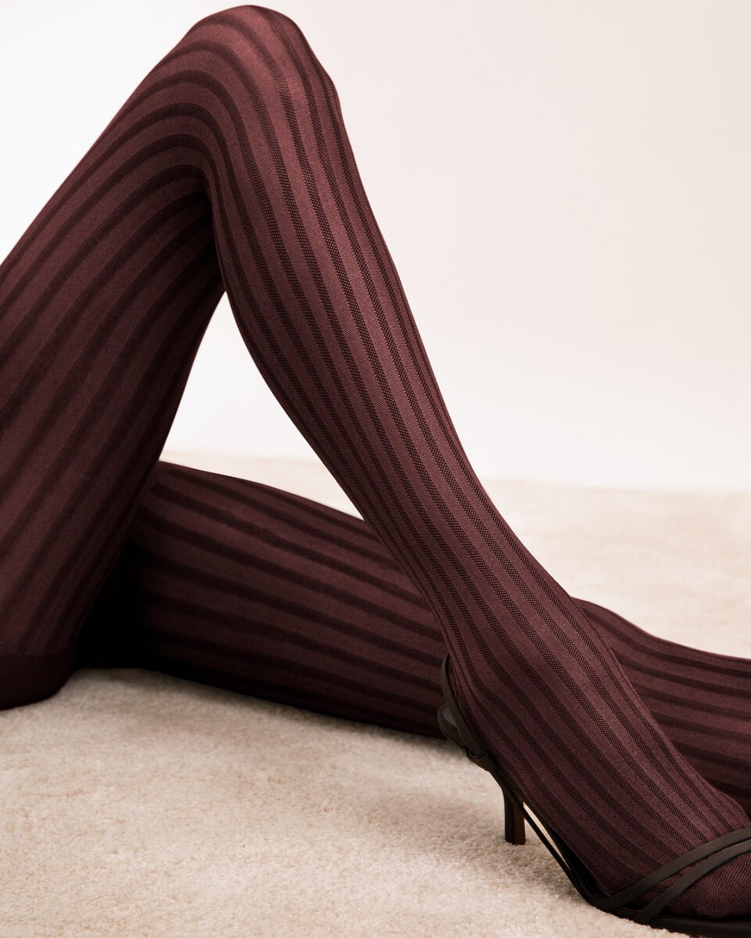 Wzorzyste rajstopy kryjące w paski Fiore Colour Story 30 DEN kolor czerwony bordo