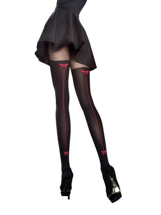 czarne wzorzyste rajstopy jak pończochy z czerwonym szwem, czerwony paskiem i czerwonymi kokardkami