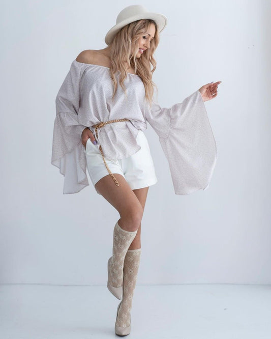 kobieta ubrana w szpilki beżowe ażurowe wzorzyste skarpetki rajstopowe