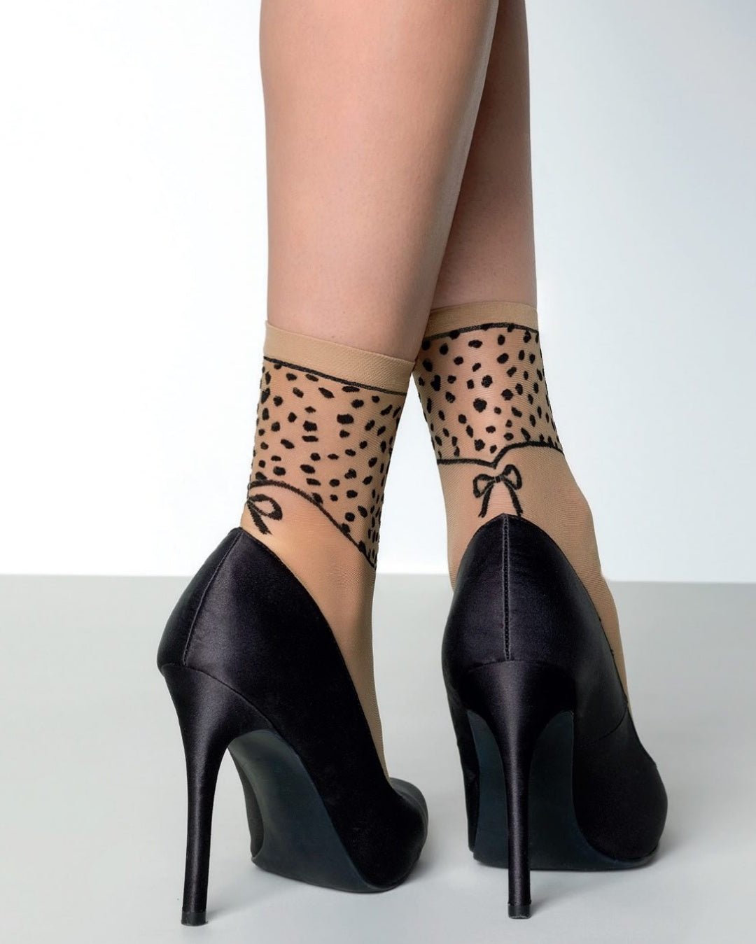 beżowe skarpetki rajstopowe do szpilek z czarnym wozrem