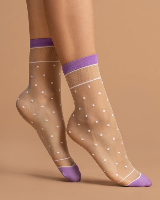 beżowe skarpetki rajstopowe w białe kropki 15 den