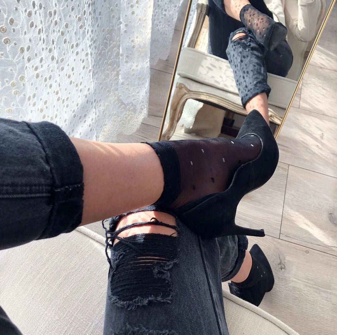 kobieta ubrana w szpilki i czarne skarpetki rajstopowe carry