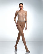 Modelka prezentująca beżowe damskie rajstopy z dziurką w kroku i koronkowym passem z silikonem Hip Lace 30 DEN