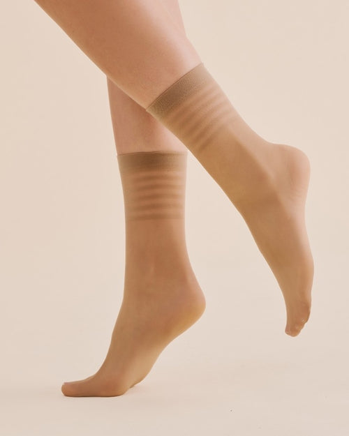 Beżowe skarpetki rajstopowe z modnym wzorem w paski Gabriella Yoko 20 DEN