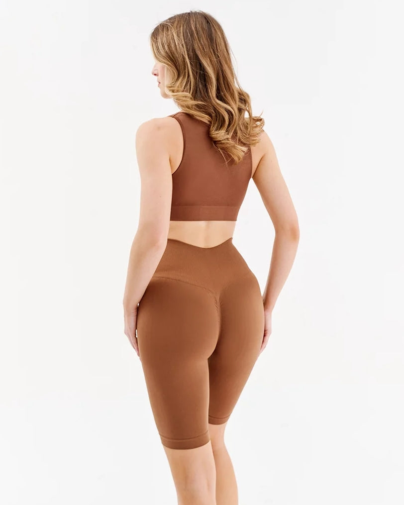 Brązowe krótkie sportowe bezszwowe legginsy kolarki z efektem push up Gabriella Seamless Tracks