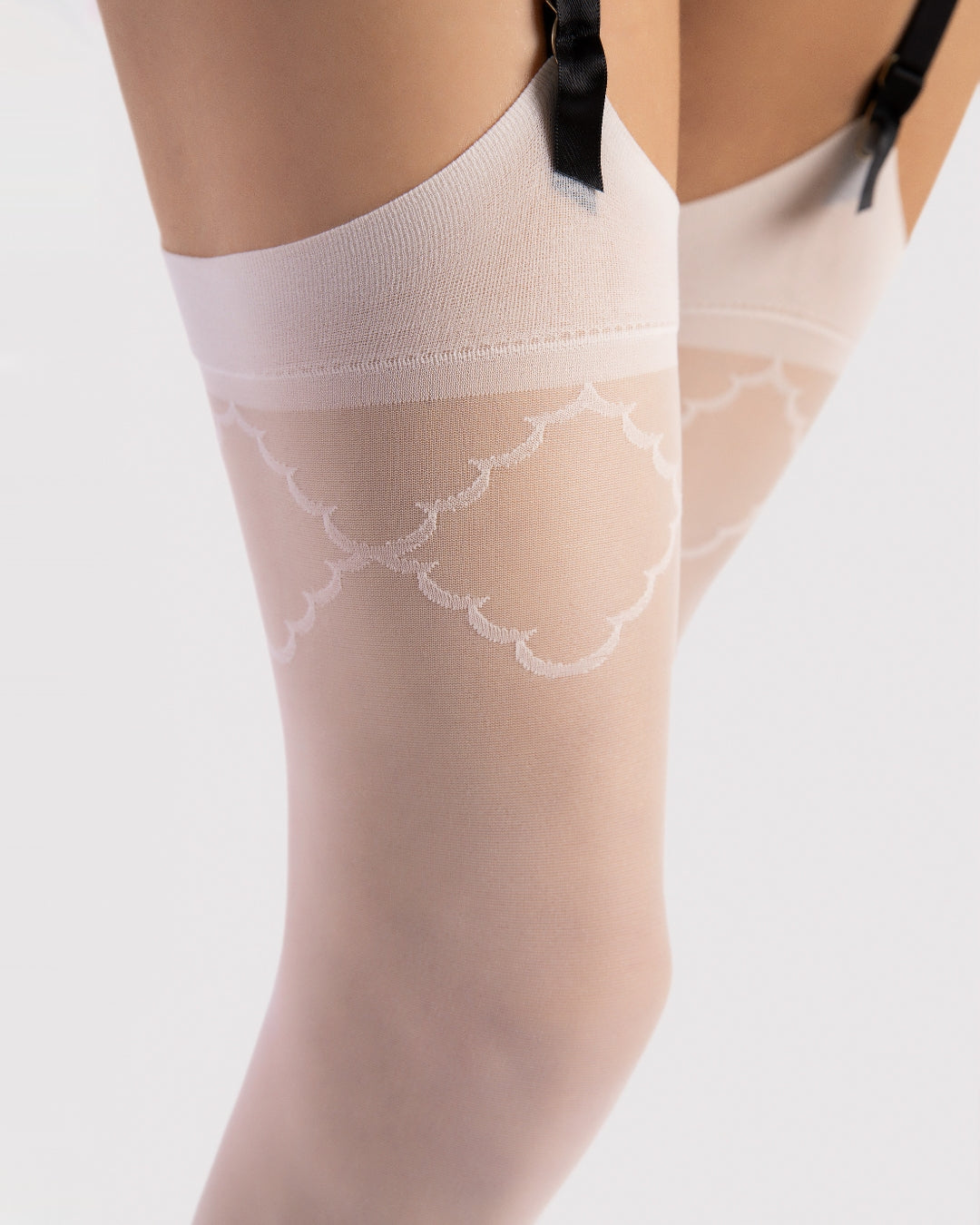 Białe pończochy do pasa z ozdobnym wzorem Fiore Sogno 20 DEN