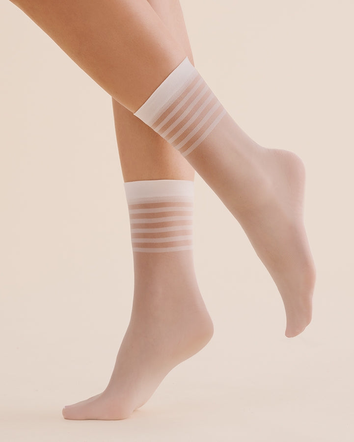 Białe skarpetki rajstopowe z modnym wzorem w paski Gabriella Yoko 20 DEN