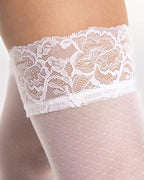 białe wzorzyste samonośne pończochy koronka