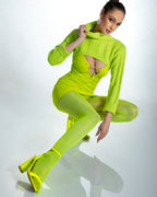 modelka prezentująca błyszczące neonowe damskie otwarte rajstopy z wycięciem w kroku i dziurką