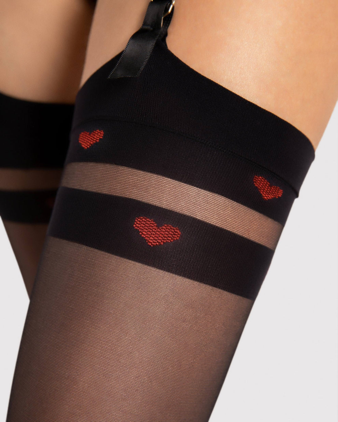 czarne damskie pończochy do pasa 20 den ozdobione wzorem czerwonych serduszek Fiore Eternal 20 DEN