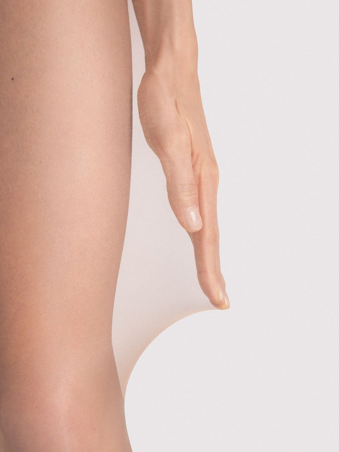 klasyczne beżowe damskie rajstopy o grubości 15 den z wyodrębnioną częścią majteczkową