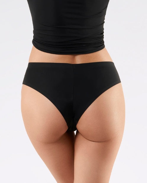modelka ubrana w czarne bezszwowe damskie majtki brazyliany nieodznaczające się pod ubraniem