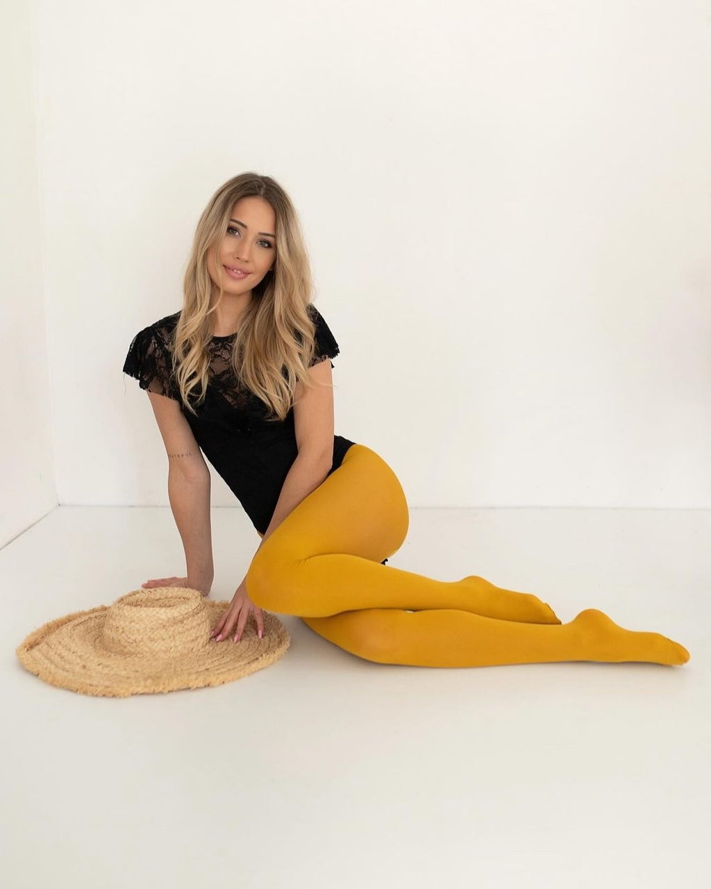 modelka prezentująca tanie damskie kryjące rajstopy mikrofibra 40 den w kolorze musztardowym curry