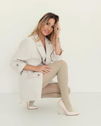 modelka prezentująca tanie damskie kryjące rajstopy mikrofibra 40 den w kolorze jasny beż