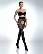 Modelka prezentująca otwarte czarne damskie rajstopy z dziurką imitujące zakolanówki Venus 30/60 DEN