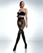 Modelka ubrana w czarne otwarte damskie rajstopy z dziurą w kroku imitujące zakolanówki Venus 30/60 DEN