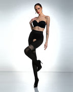 Modelka ubrana w seksowne grube czarne kryjące damskie rajstopy z wycięciem i dziurą w kroku Glamour 80 DEN