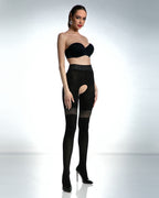 Modelka prezentująca seksowne grube czarne kryjące damskie rajstopy z wycięciem i dziurą w kroku Glamour 80 DEN