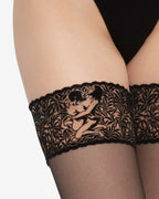 ozdobny wzór pary w miłosnym uniesieniu na koronce samonośnych pończochy Gatta Ars Amandi