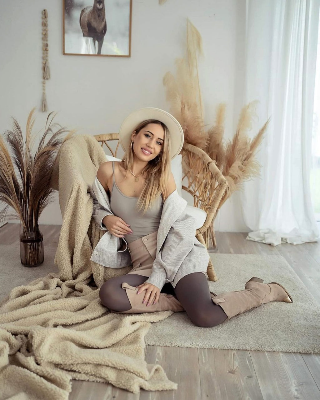 modelka prezentująca tanie damskie kryjące rajstopy mikrofibra 40 den w kolorze ciemny brąz