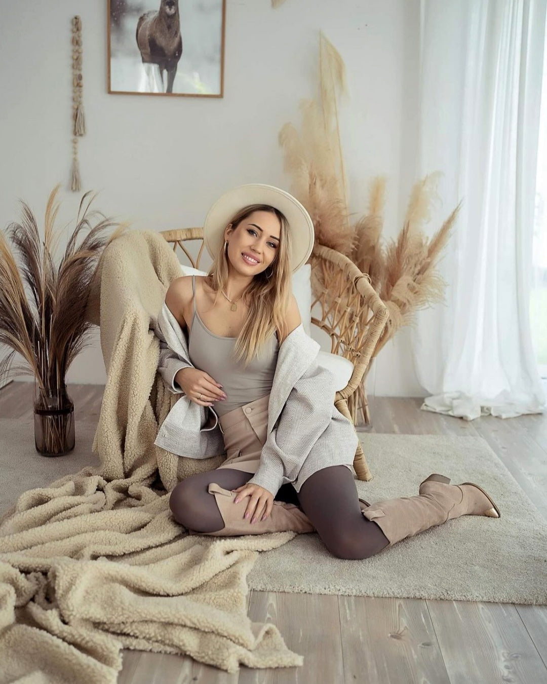 modelka prezentująca tanie damskie kryjące rajstopy mikrofibra 40 den w kolorze ciemny brąz