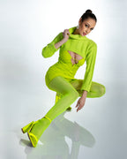 Modelka prezentująca stylowe damskie rajstopy z dziurką w kroku z koronkowym pasem i silikonem Hip Lace 30 DEN fluo yellow