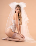 samonośne ślubne pończochy z koronką Fiore Verona 20 DEN w pudrowym odcieniu koloru beżowego