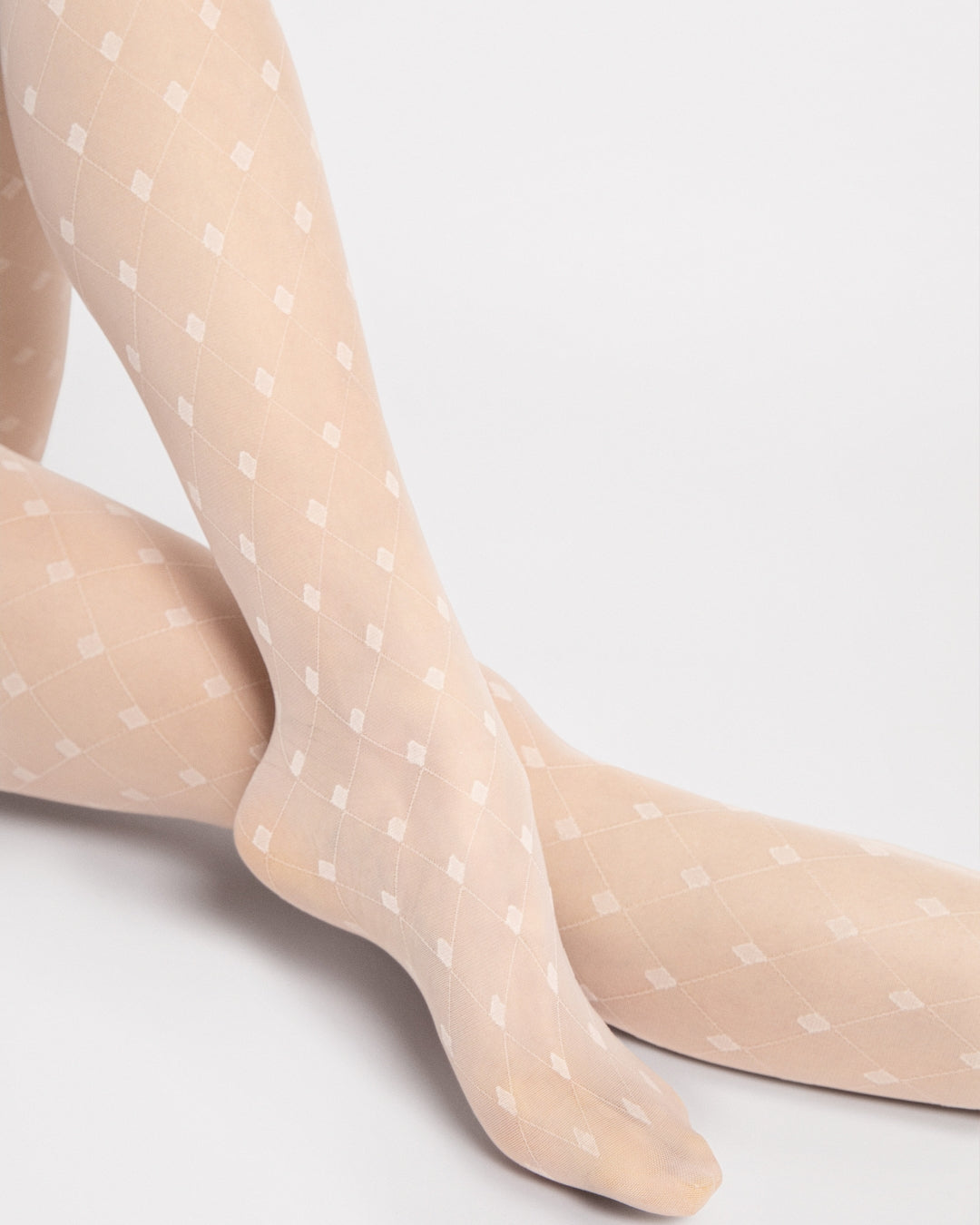 Damskie rajstopy Fiore Hayley o grubości 15 den w kolorze ecru z modnym wzorem w stylu vintage i niewidocznym wzmocnieniem w części palcowej