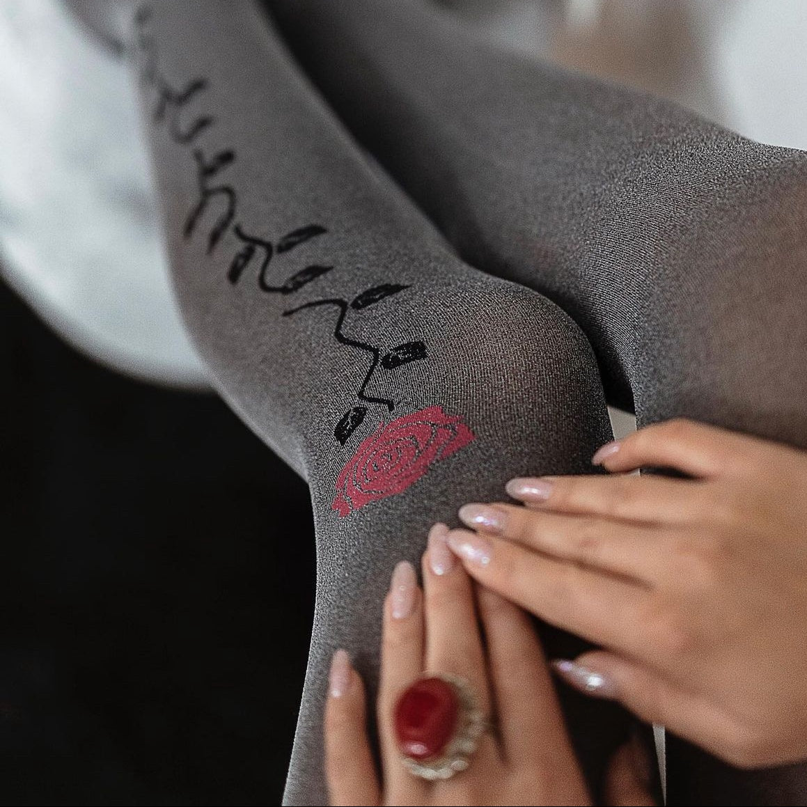 Kryjące rajstopy wzorzyste mikrofibra 3D Knittex Secret Garden 50 DEN