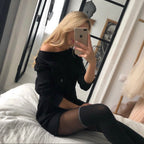 kobieta robiąca zdjęcie selfie ubrana w czarne rajstopy zakolanówki