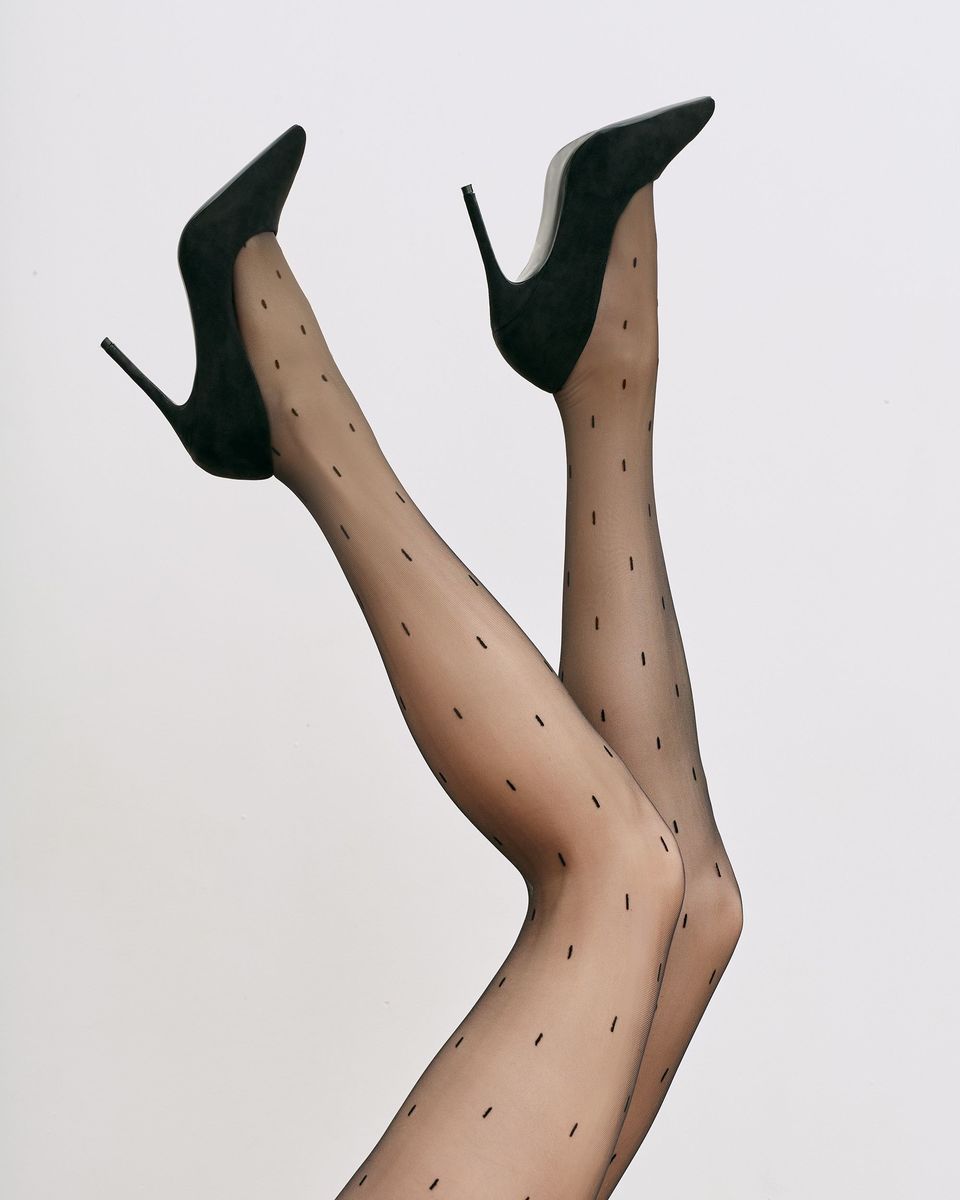 czarne damskie rajstopy z wzorem w kreseczki i czarne szpilki