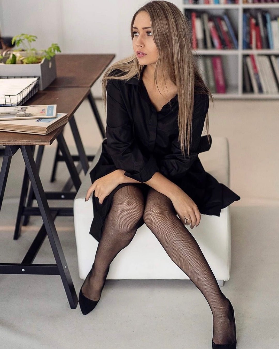 modelka ubrana w czarne rajstopy kabaretki małe drobne oczka