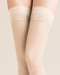 koronkowa manszeta w pończochach samonośnych w kolorze ecru