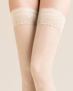 koronkowa manszeta w pończochach samonośnych w kolorze ecru