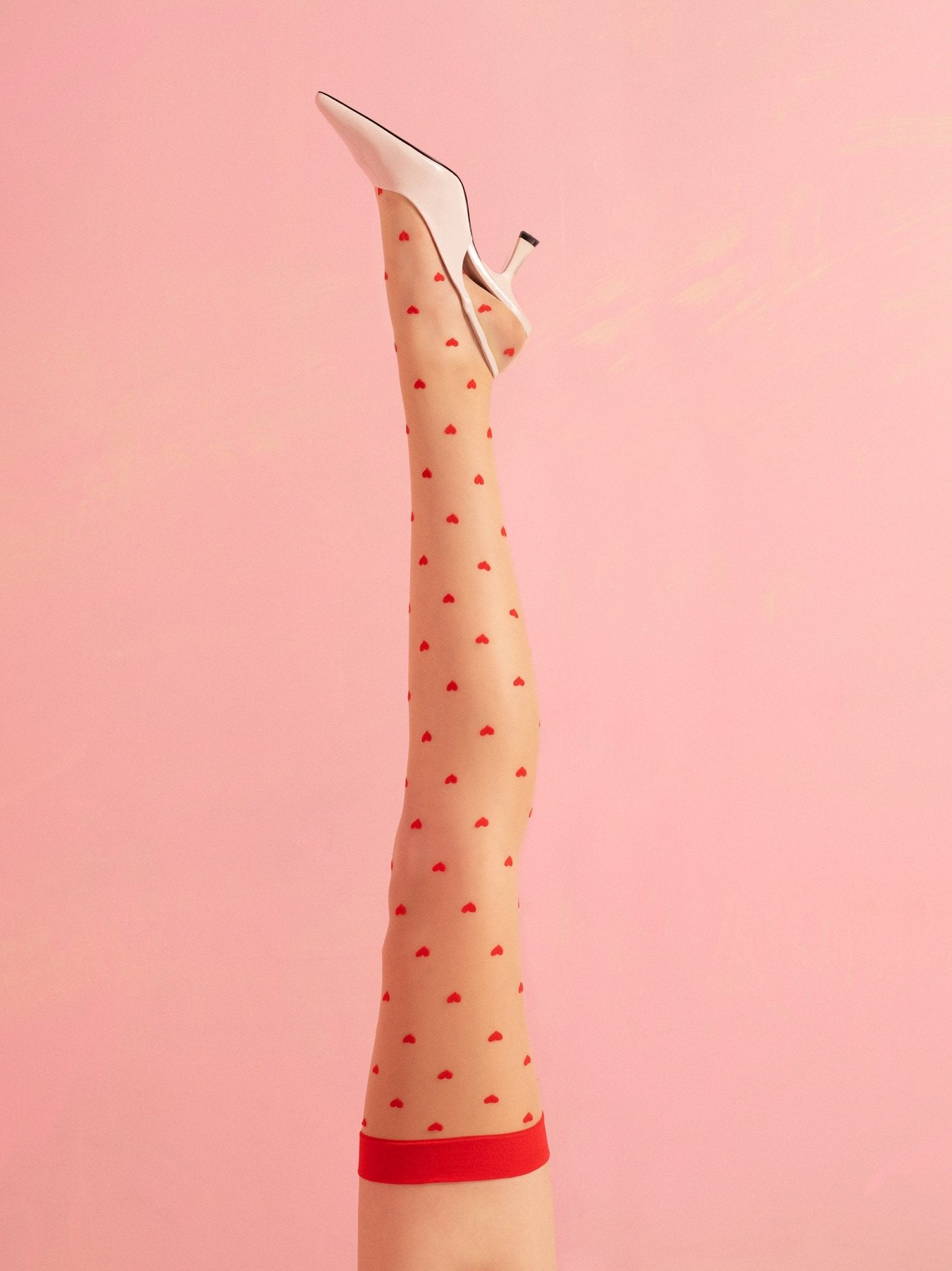 czerwone pończochy do pasa w serduszka