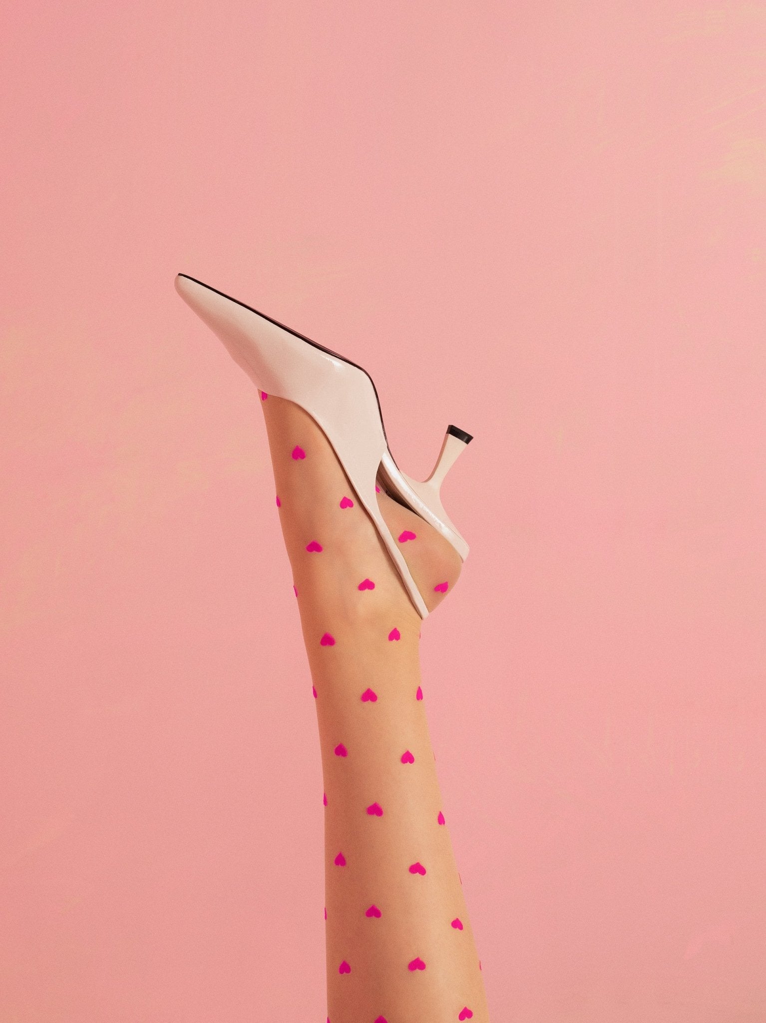 beżowe cieliste pończochy do pasa wzór różowe serduszka