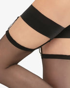 czarne pończochy przypięte do podwiązek