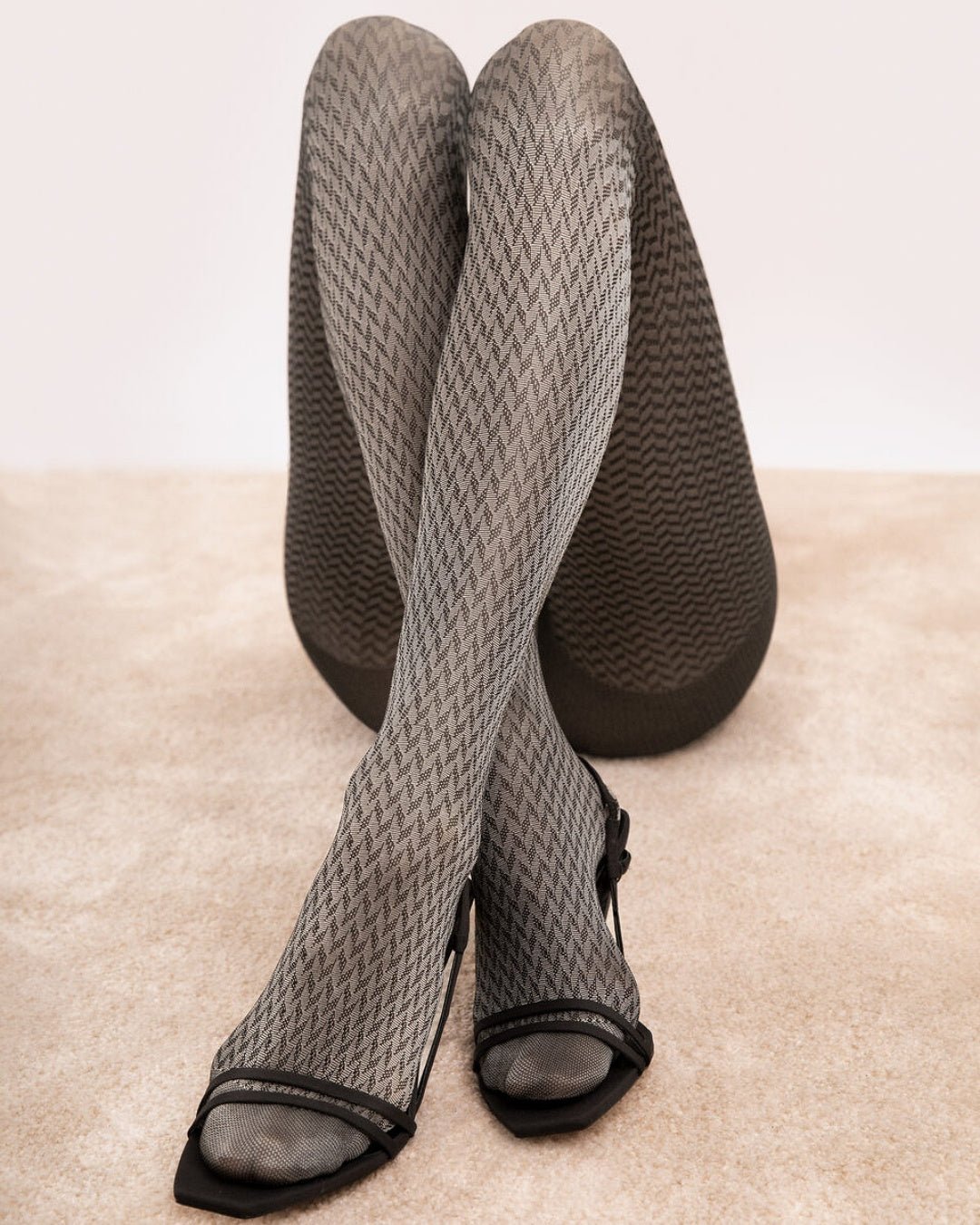 Wzorzyste szare rajstopy kryjące w jodełkę Fiore Cinematic 40 DEN