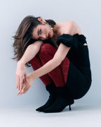 Modelka ubrana w czerwone kryjące rajstopy wzorzyste w romby mikrofibra 40 DEN Fiore Fusil