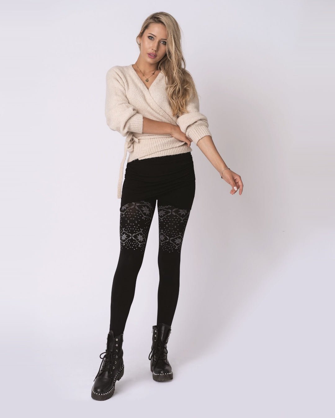 modelka ubrana w czarne wzorzyste rajstopy mikrofibra 40 den