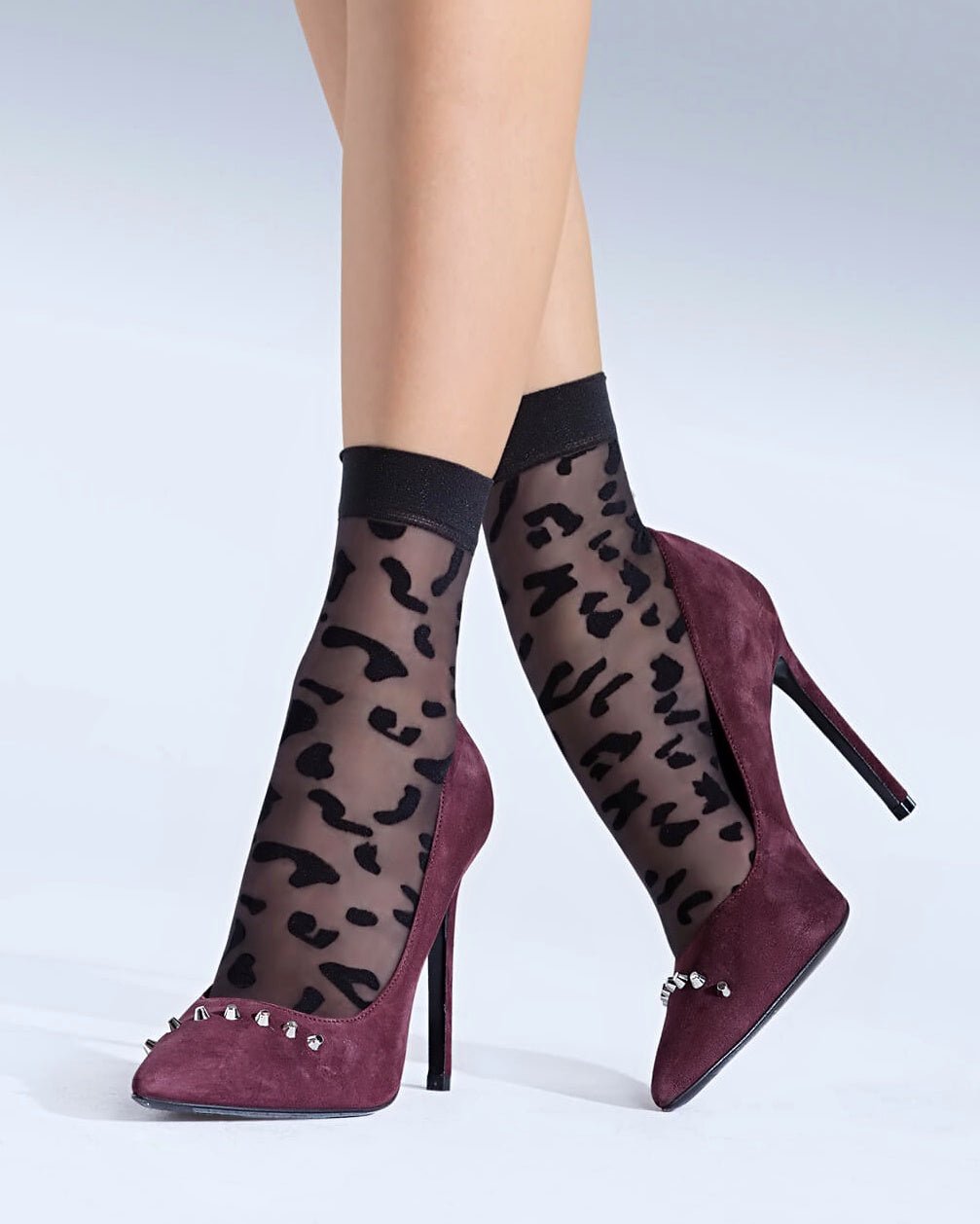 czarne damskie skarpetki rajstopowe z wzorem w cętki i zamszowe szpilki