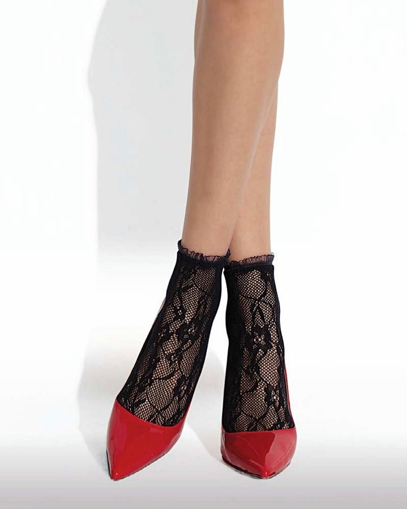 czarne damskie ażurowe skarpetki czerwone lakierowane buty na wysokim obcasie typu szpilki