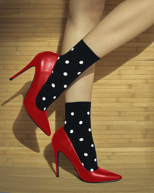 Modne czarne damskie skarpetki rajstopowe w kropki i czerwone buty typu szpilki