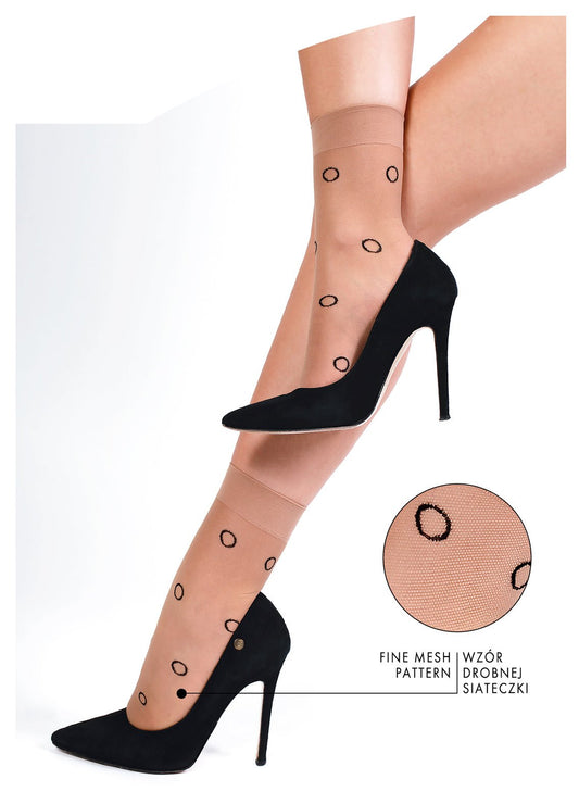 cieliste wzorzyste damskie skarpetki rajstopowe i czarne buty typu szpilki