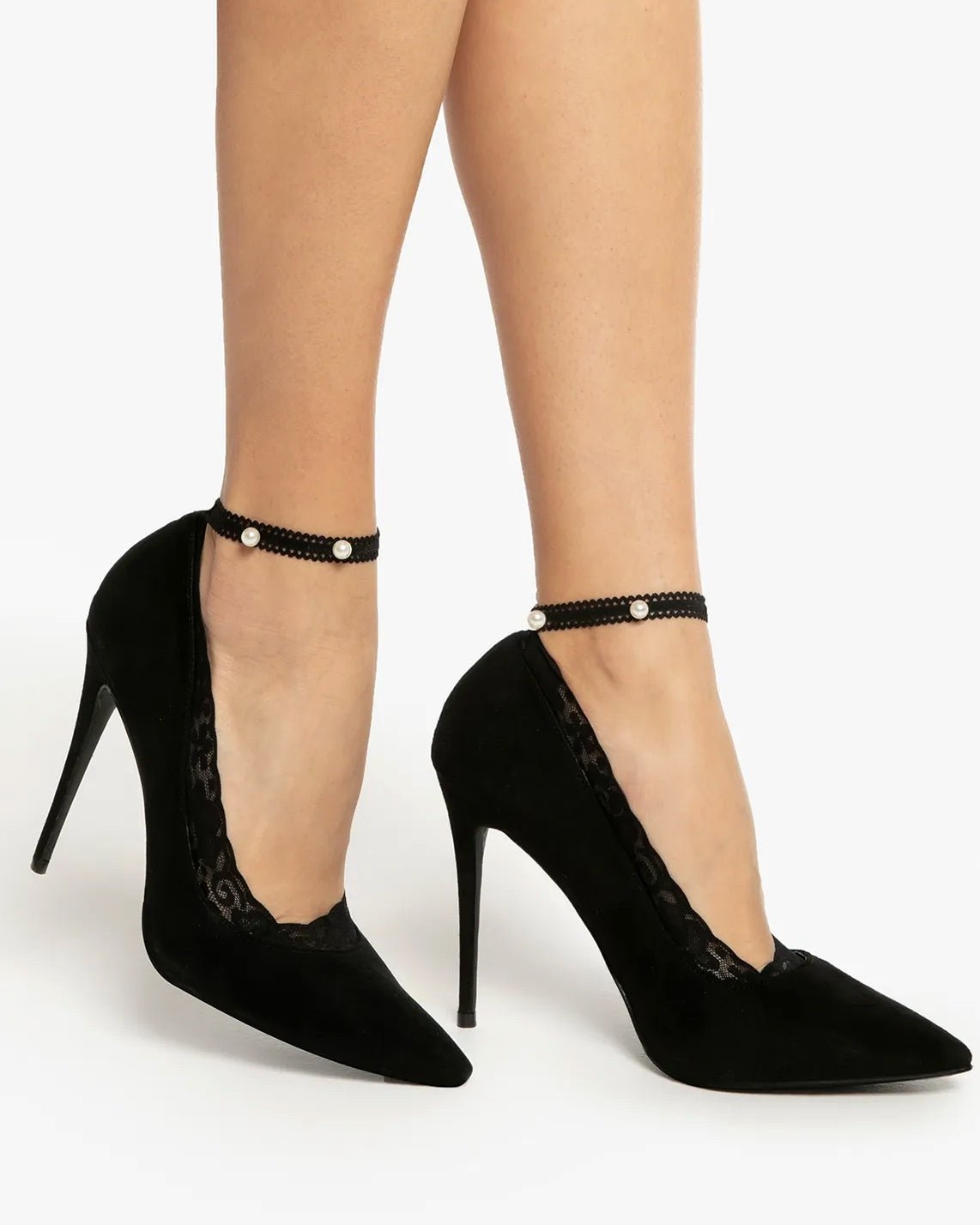koronkowe czarne skarpetki damskie stopki z paskiem i buty na wysokim obcasie typu szpilki